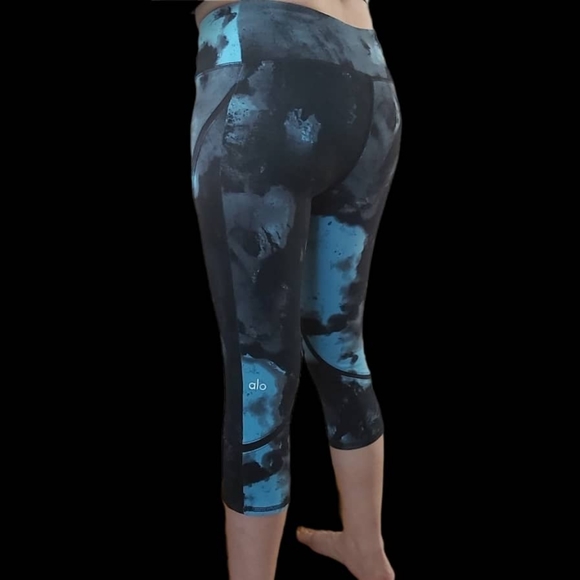 ALO Yoga whisper Capri legging - Picture 4 of 15